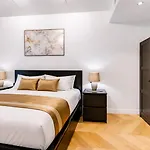 Elegant Premium With Balcony, 公寓